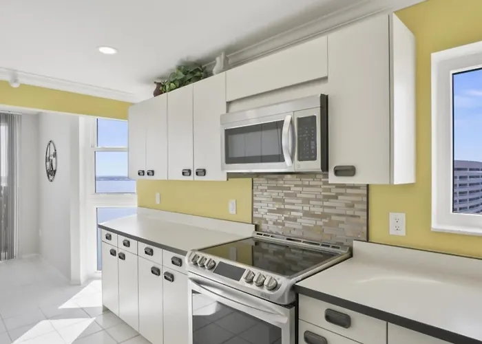 Two Bedroom Corner With Panoramic Gulf Views *